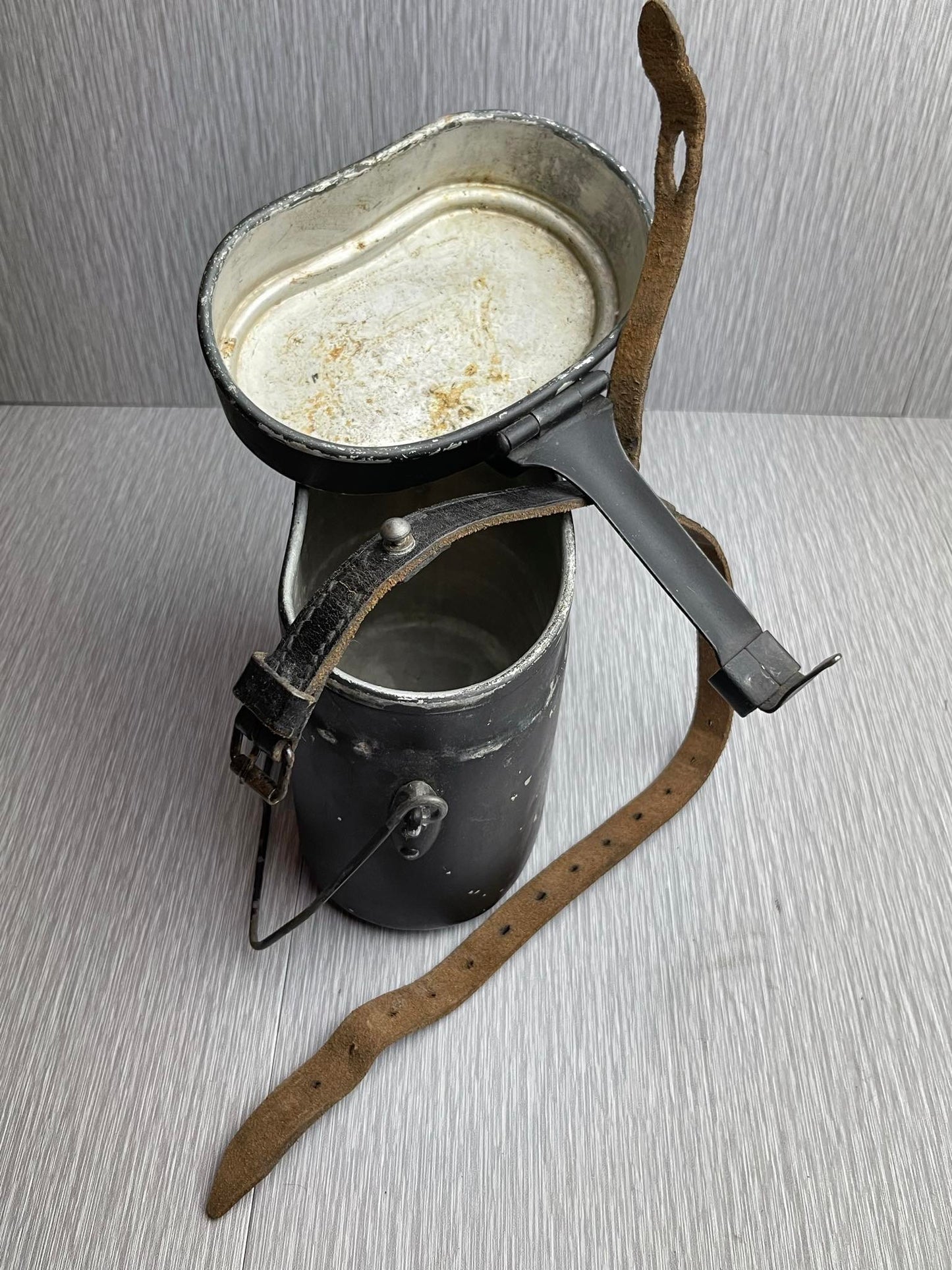 GERMAN WW2 1940 MATCHING BLACK PAINTED MESS KIT W/ MARKED LEATHER STRAP