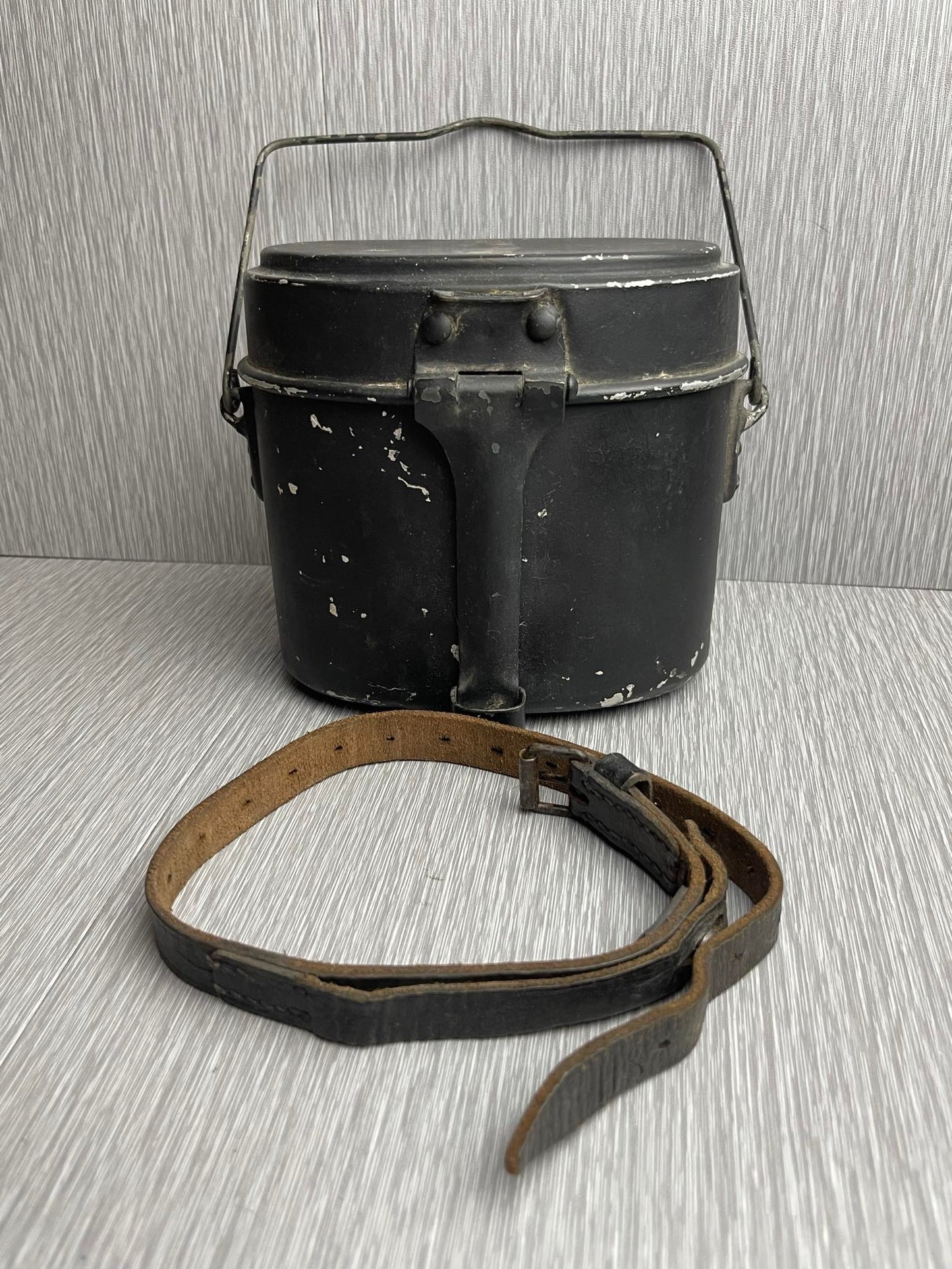 GERMAN WW2 1940 MATCHING BLACK PAINTED MESS KIT W/ MARKED LEATHER STRAP
