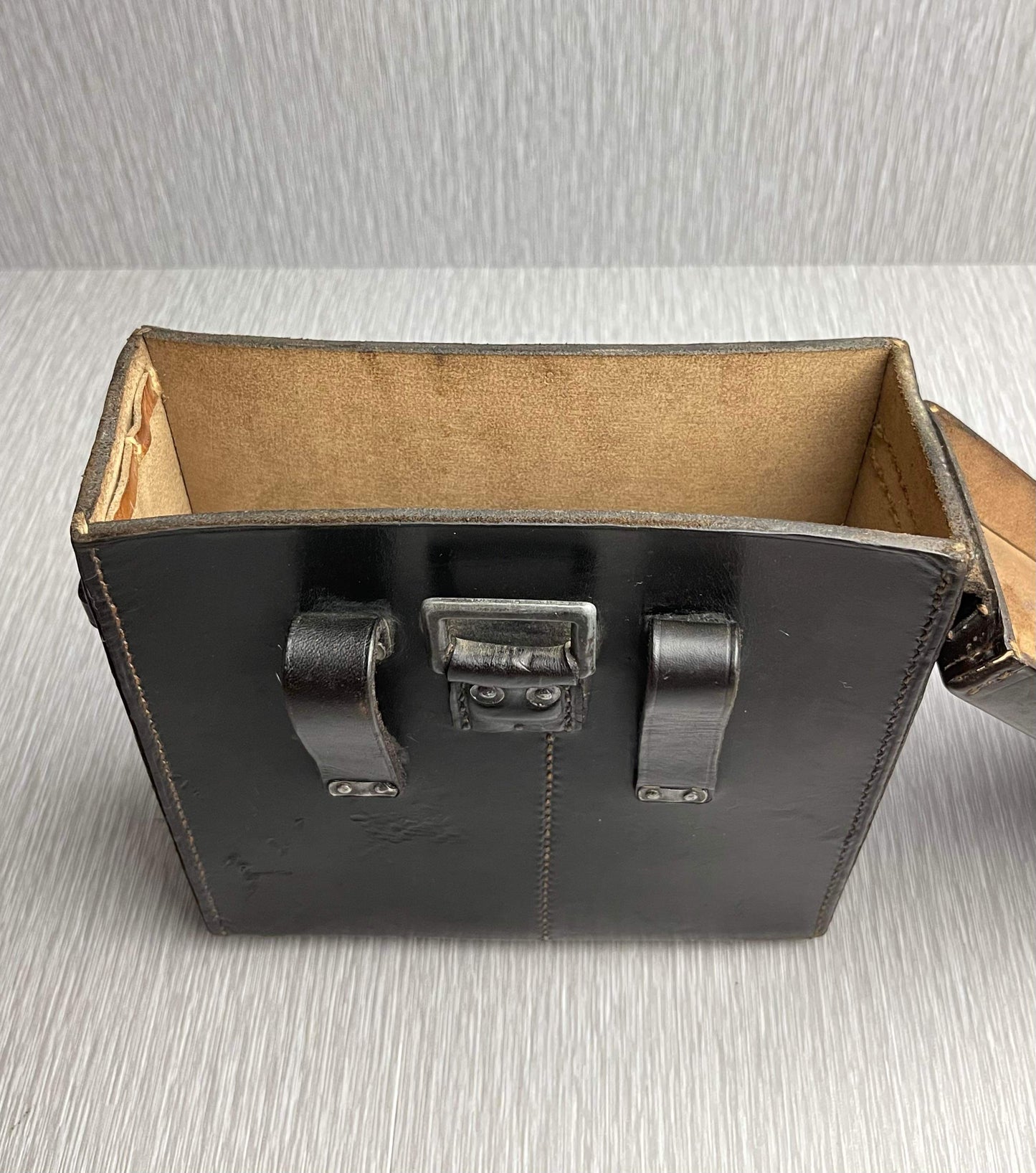 GERMAN WW2 FIELD PHONE BATTERY/COMMUNICATIONS LEATHER BELT POUCH GEBRUDER KLINGE 1940
