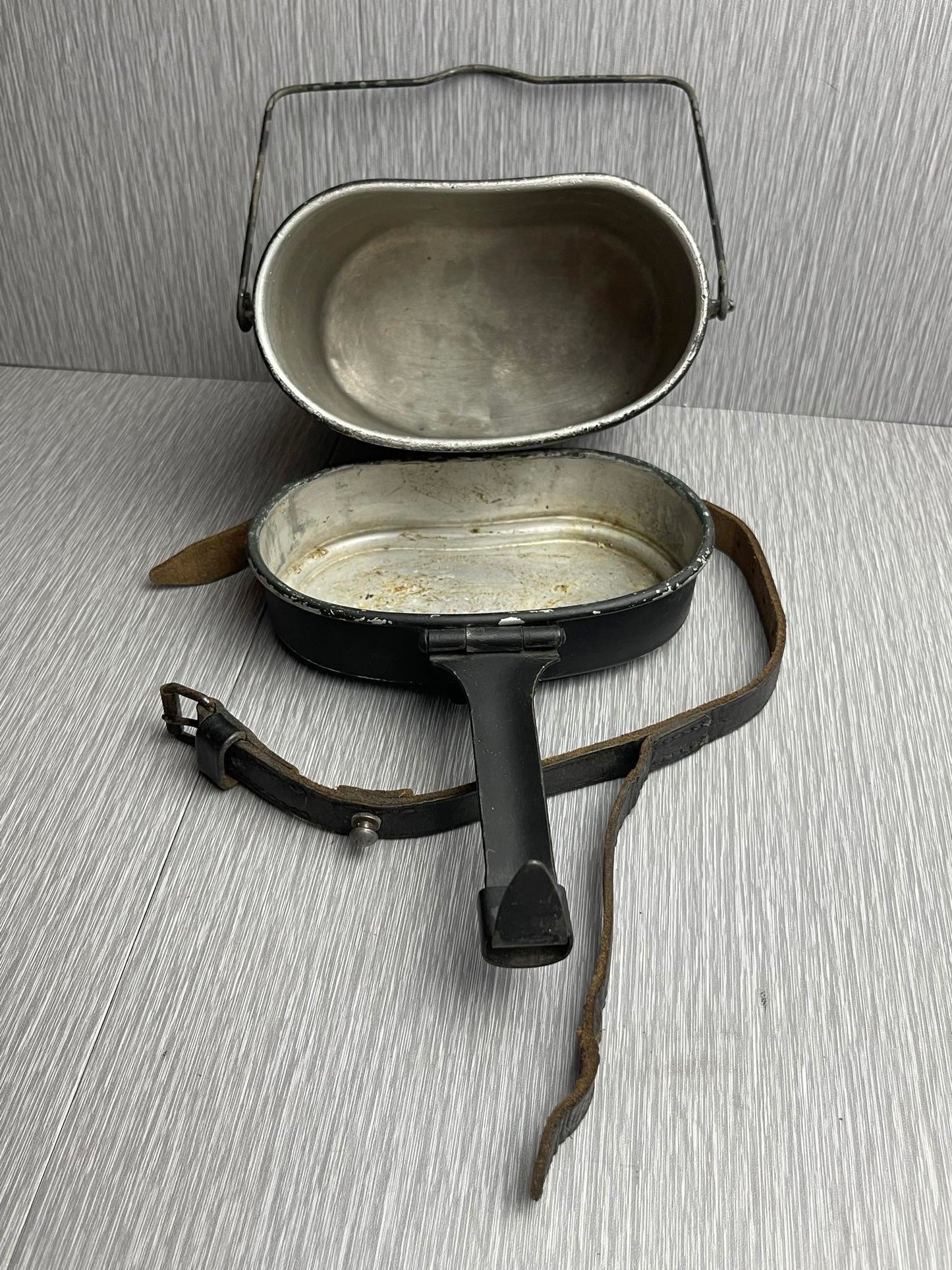 GERMAN WW2 1940 MATCHING BLACK PAINTED MESS KIT W/ MARKED LEATHER STRAP