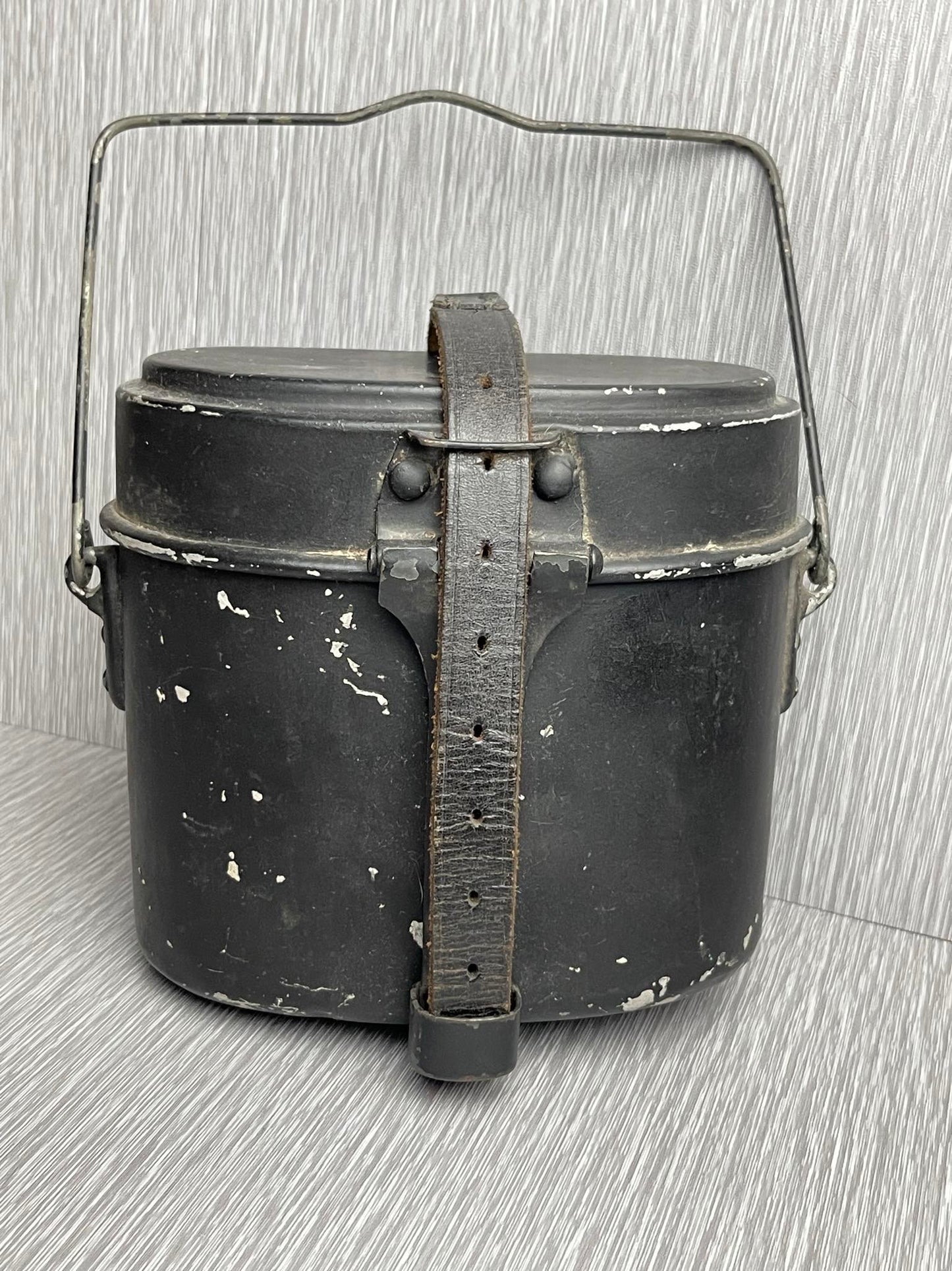 GERMAN WW2 1940 MATCHING BLACK PAINTED MESS KIT W/ MARKED LEATHER STRAP