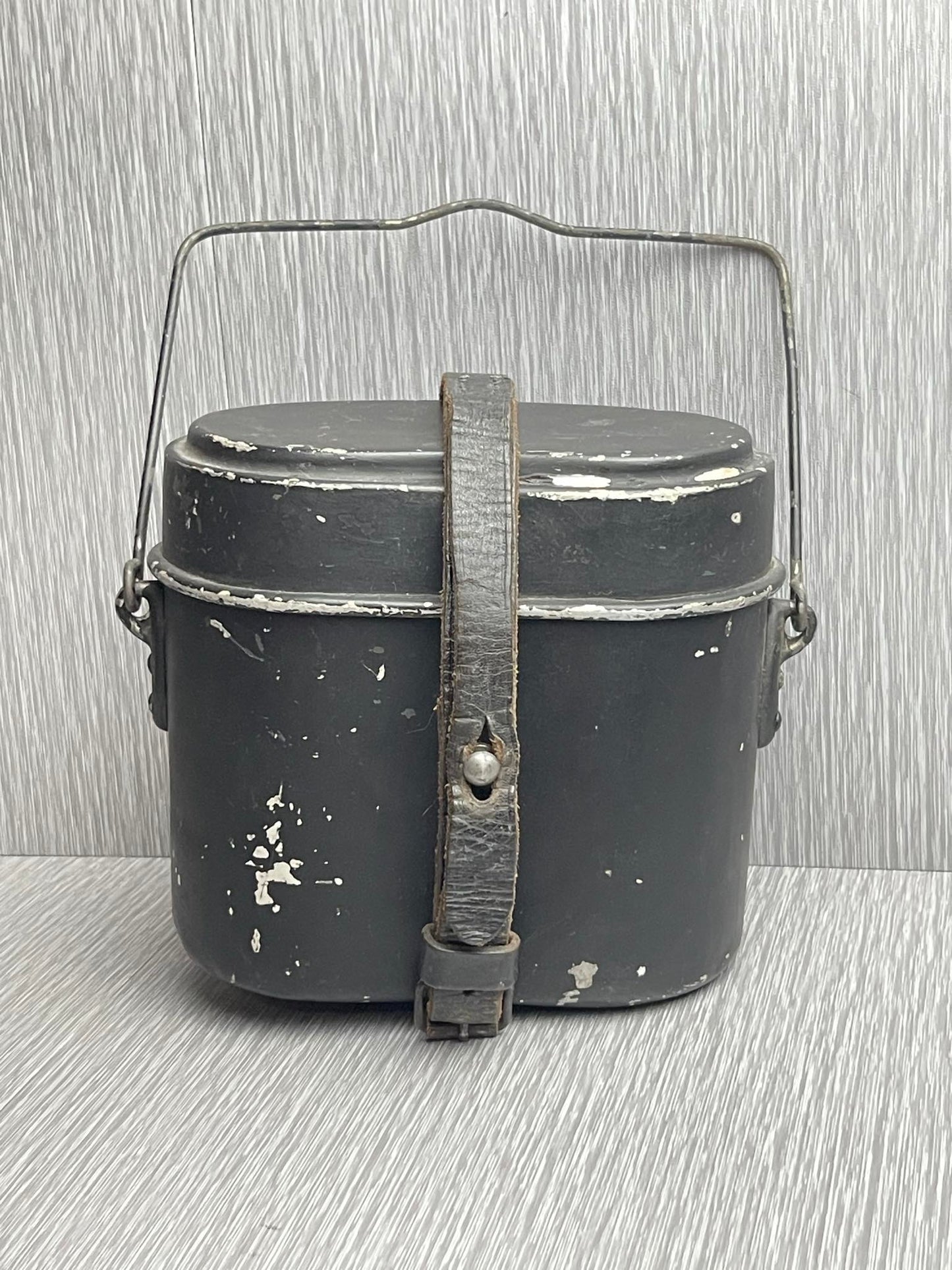 GERMAN WW2 1940 MATCHING BLACK PAINTED MESS KIT W/ MARKED LEATHER STRAP
