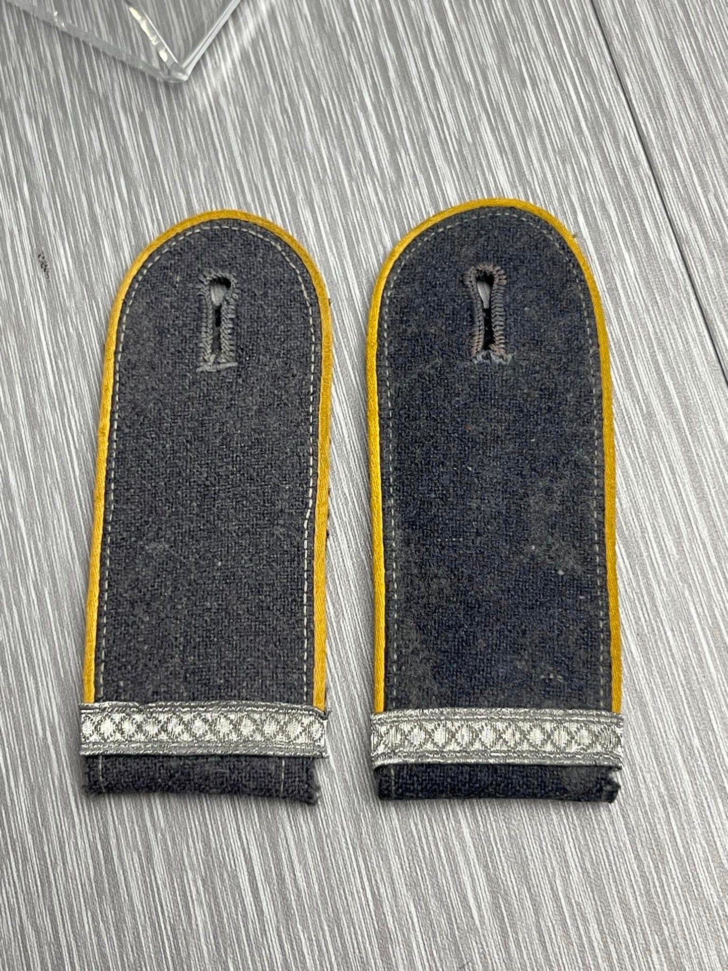 GERMAN WW2 EARLY LUFTWAFFE FLIEGER/FALLSCHIRMJAGER MATCHING SHOULDER STRAPS W/ OFFICER CANDIDATE TRESSE