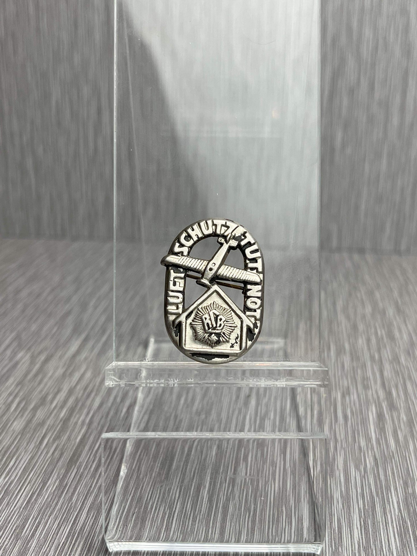 GERMAN WW2 RLB "LUFTSCHUTZ TUT NOT" TINNIE