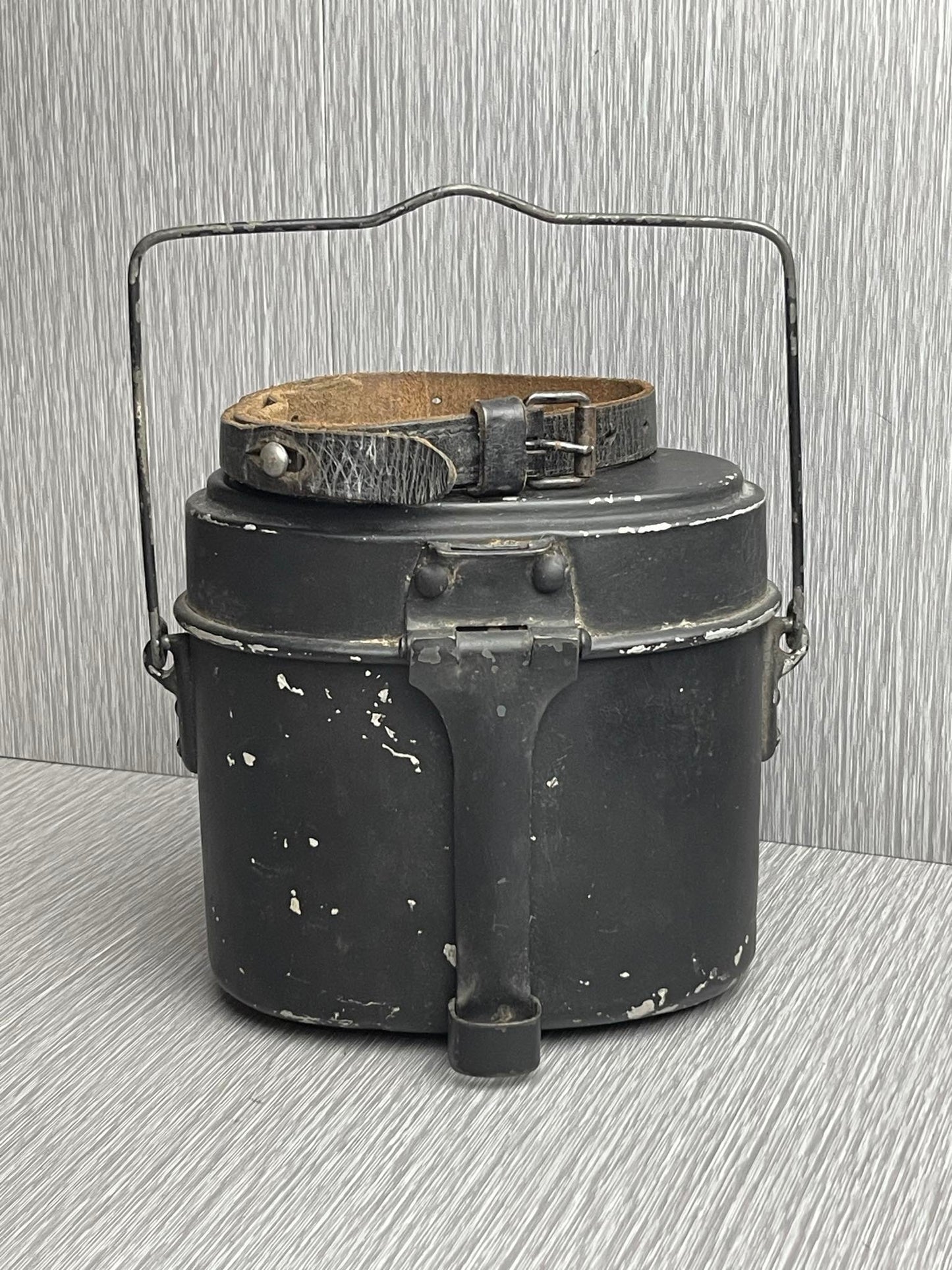 GERMAN WW2 1940 MATCHING BLACK PAINTED MESS KIT W/ MARKED LEATHER STRAP