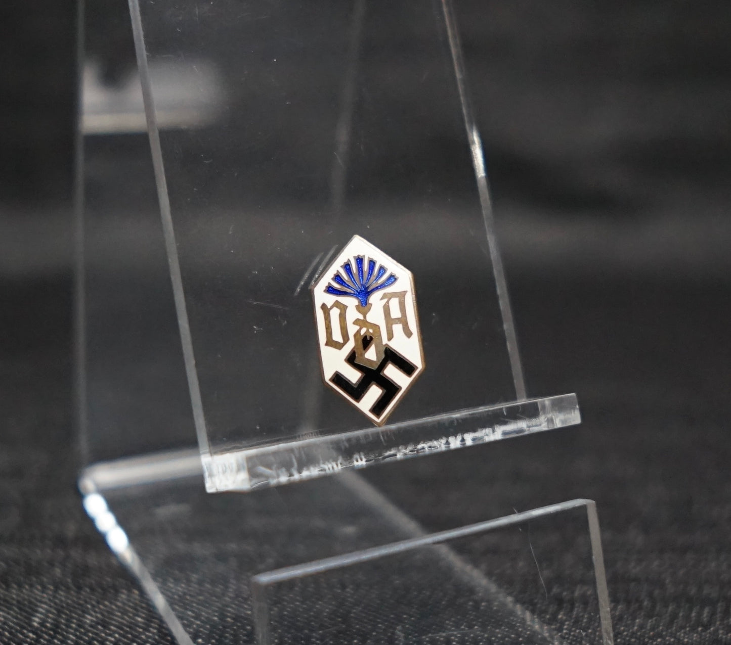 GERMAN WW2 VOLKSBUND FÜR DEUTSCHTUM IM AUSLAND “VDA”ENAMELED BADGE MINT EXAMPLE!