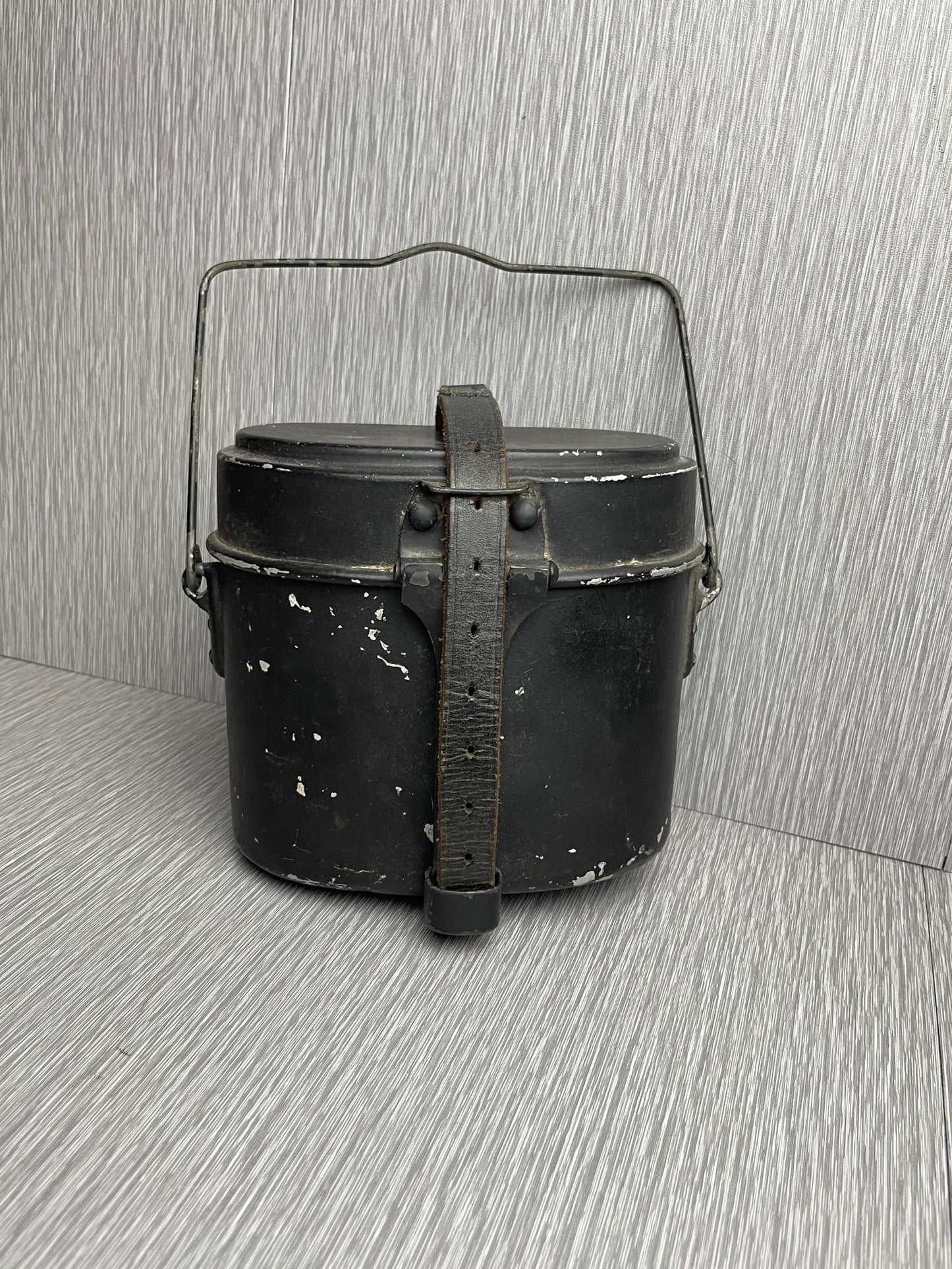 GERMAN WW2 1940 MATCHING BLACK PAINTED MESS KIT W/ MARKED LEATHER STRAP
