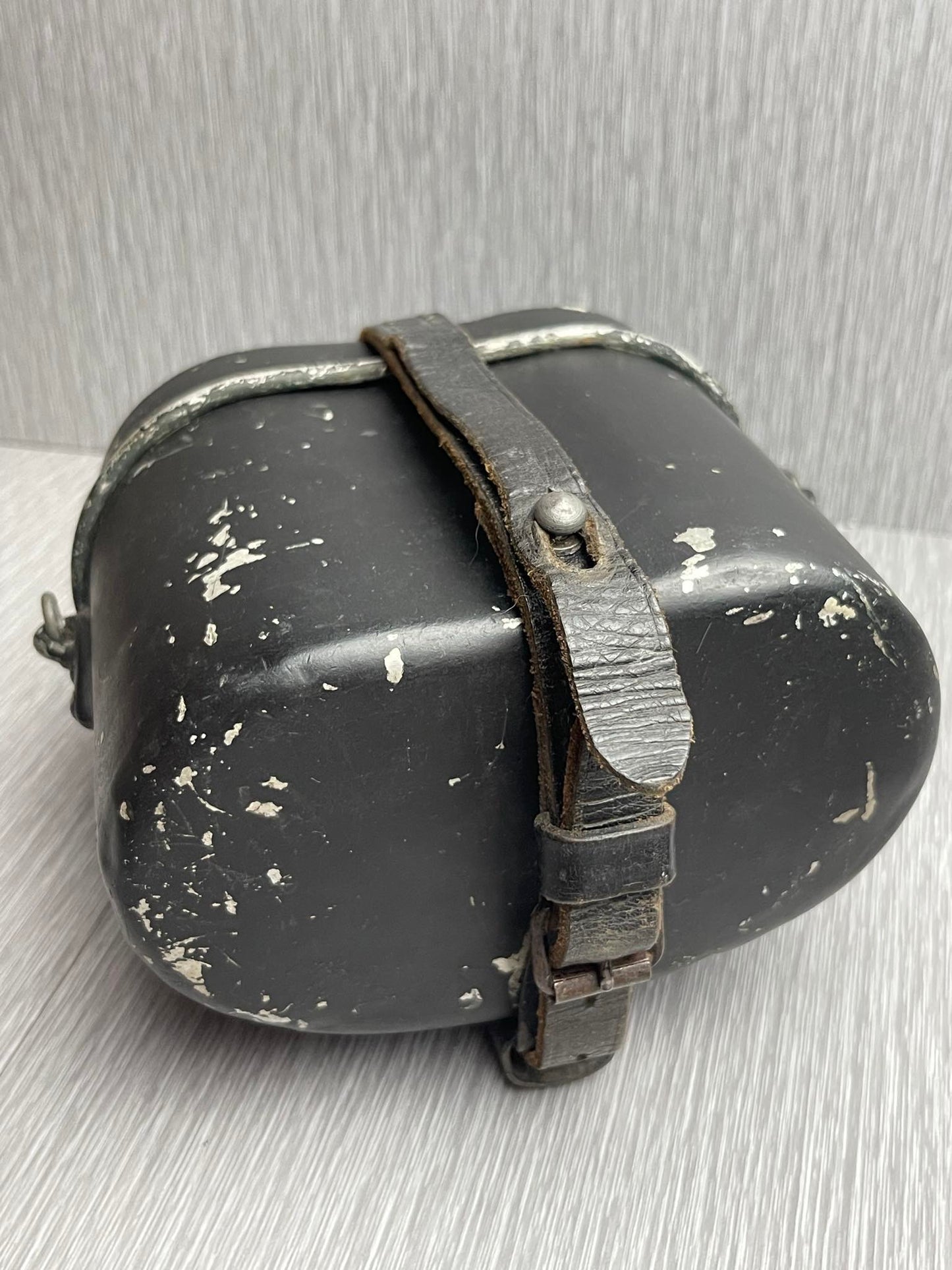 GERMAN WW2 1940 MATCHING BLACK PAINTED MESS KIT W/ MARKED LEATHER STRAP