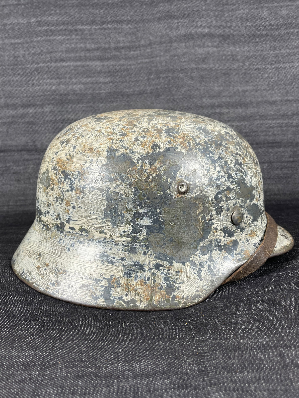 GERMAN WW2 LUFTWAFFE M35 EX DD TRUE WINTER CAMOUFLAGED SE68 NAMED HELMET W/ CHINSTRAP LOT 4482