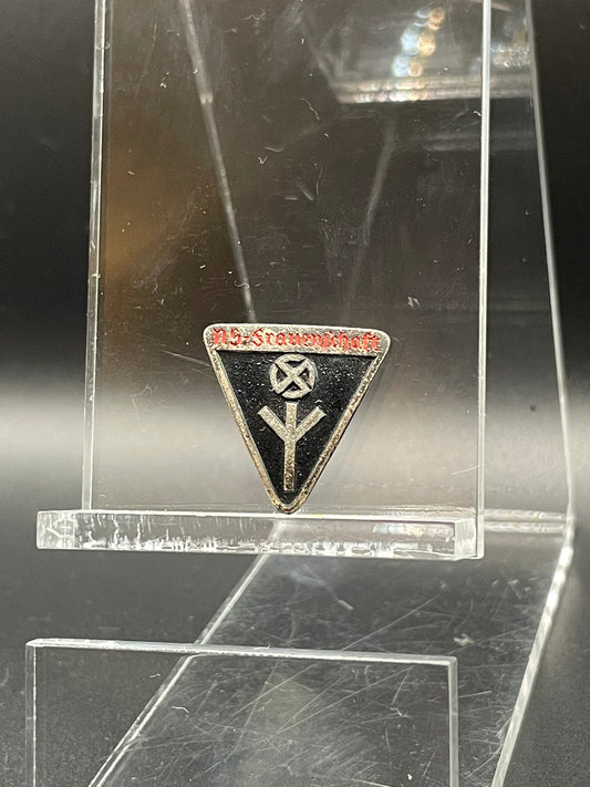 GERMAN WW2 NS. FRAUENSCHAFT ORGANIZATION BADGE BY KLEIN & QUENZER, IDAR OVERSTEIN “RZM M1/185” LATE WAR VARIANT