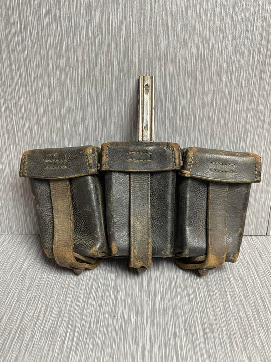 GERMAN WW2 1942 K98 AMMUNITION BELT POUCH MAKER & YEAR MARKED W/ MARKED STRIPPER CLIP DDU.43