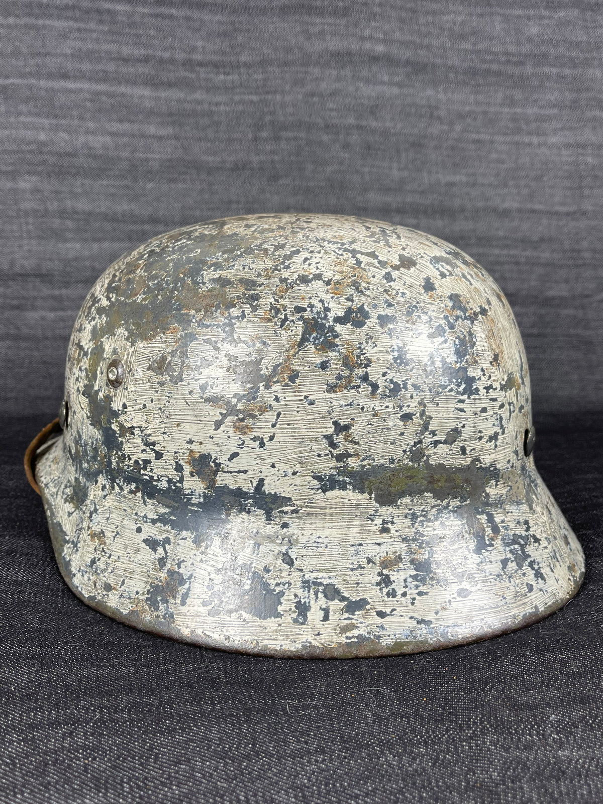 GERMAN WW2 LUFTWAFFE M35 EX DD TRUE WINTER CAMOUFLAGED SE68 NAMED HELMET W/ CHINSTRAP LOT 4482