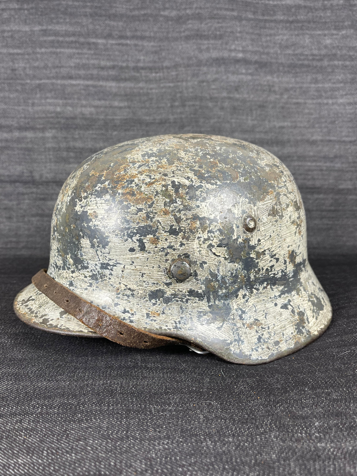 GERMAN WW2 LUFTWAFFE M35 EX DD TRUE WINTER CAMOUFLAGED SE68 NAMED HELMET W/ CHINSTRAP LOT 4482