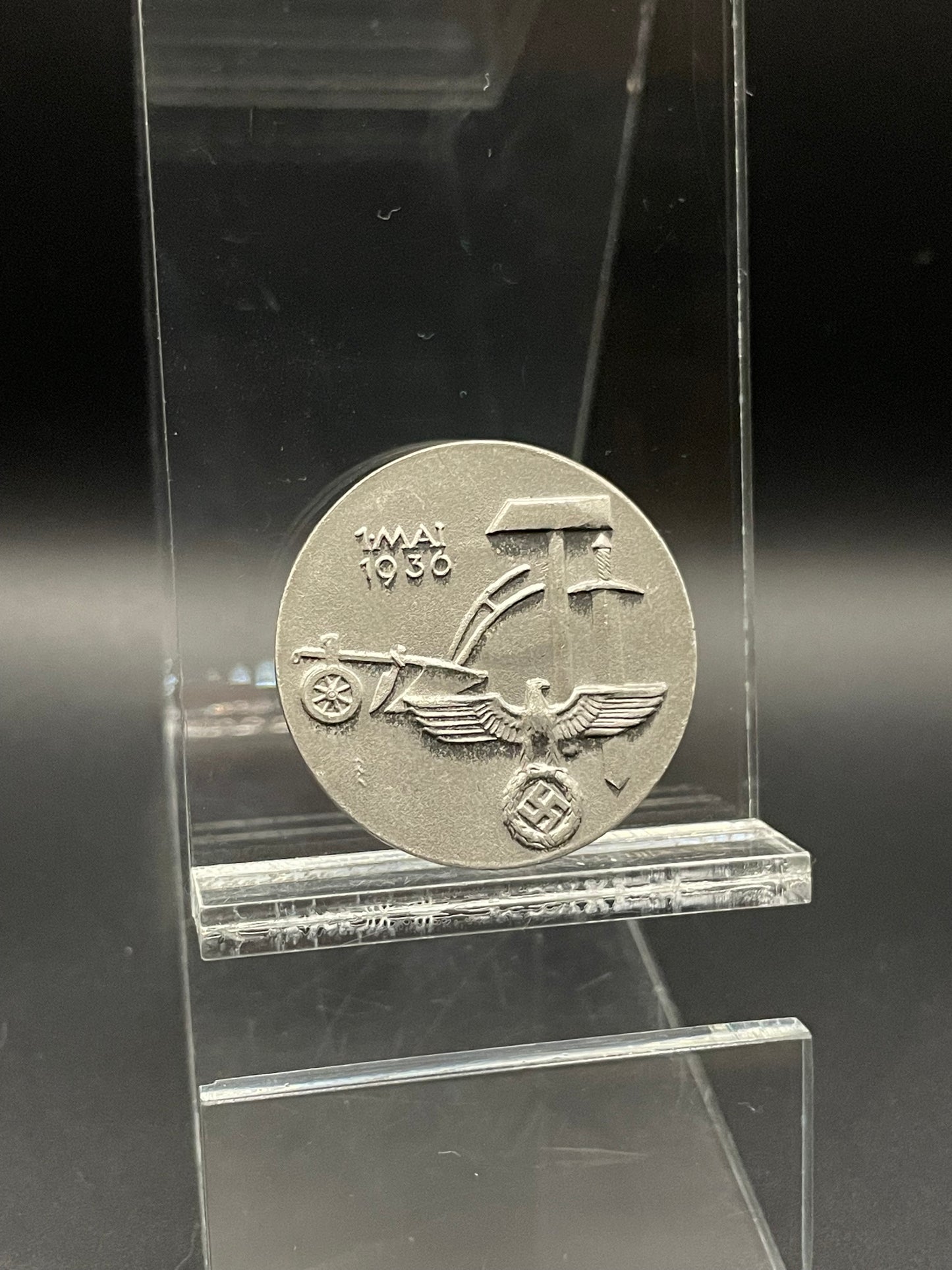 GERMAN PRE WW2 1936 MAY 1ST TAG DER ARBEIT BADGE BY SCHANTZ & EPPERLEIN, ALTENHAMMER