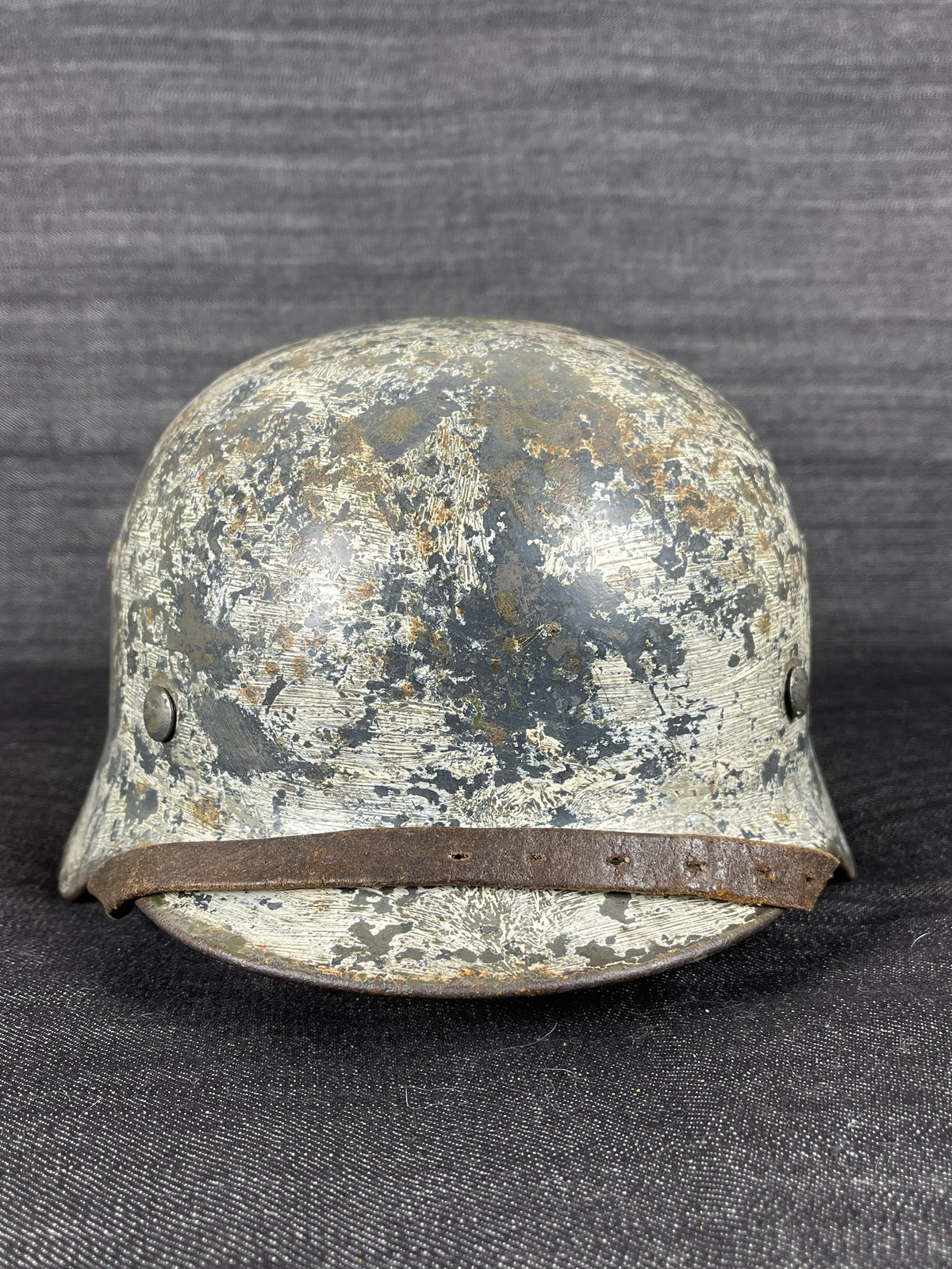 GERMAN WW2 LUFTWAFFE M35 EX DD TRUE WINTER CAMOUFLAGED SE68 NAMED HELMET W/ CHINSTRAP LOT 4482