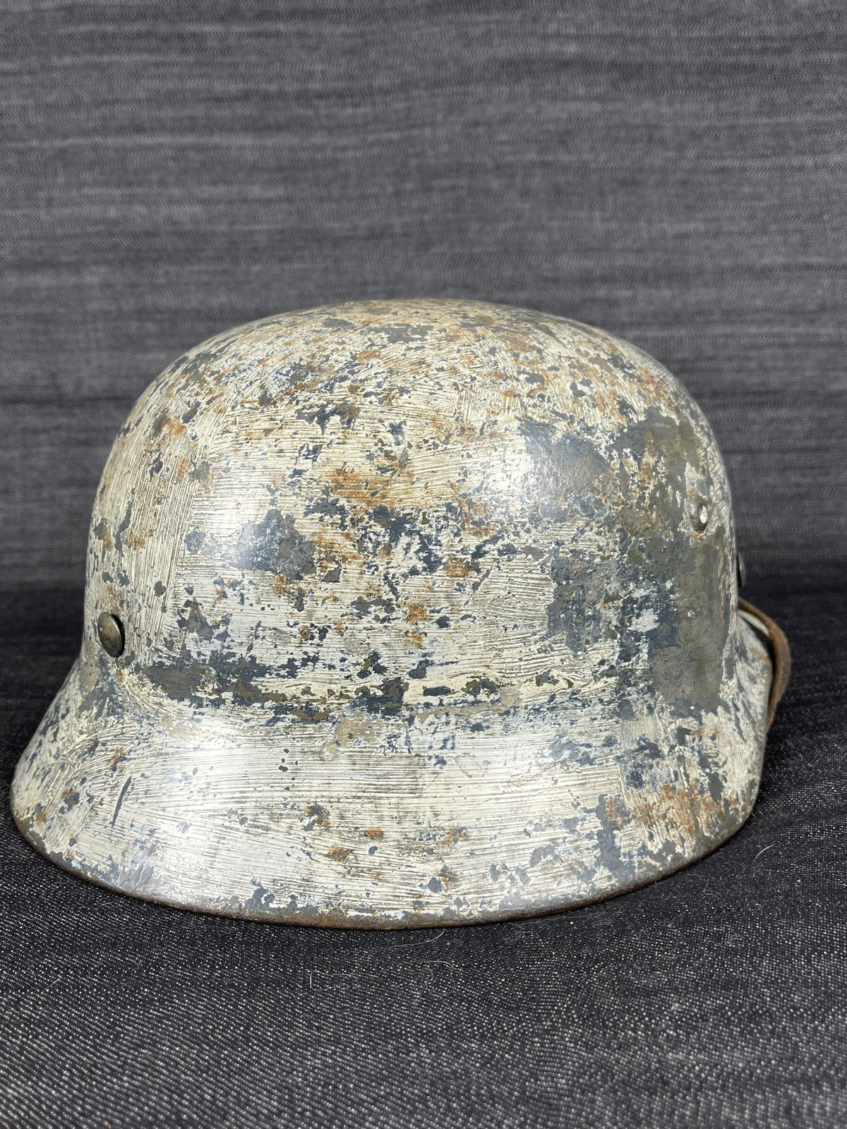 GERMAN WW2 LUFTWAFFE M35 EX DD TRUE WINTER CAMOUFLAGED SE68 NAMED HELMET W/ CHINSTRAP LOT 4482