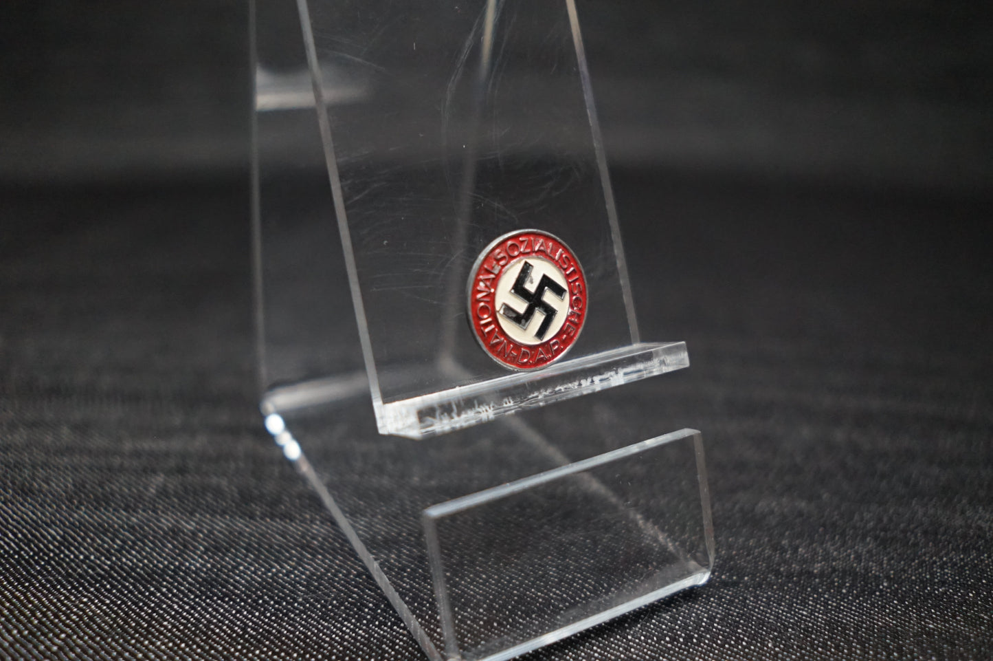 GERMAN WW2 NSDAP MEMBERSHIP BADGE LATE WAR PAINTED VARIANT RZM M1/72