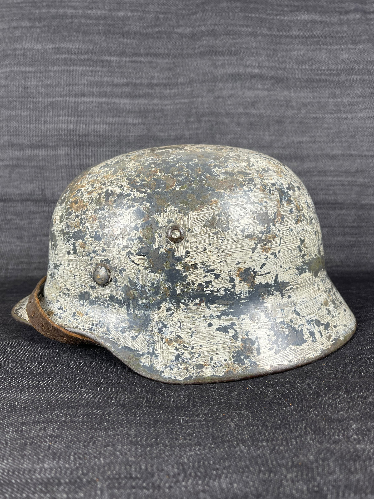 GERMAN WW2 LUFTWAFFE M35 EX DD TRUE WINTER CAMOUFLAGED SE68 NAMED HELMET W/ CHINSTRAP LOT 4482