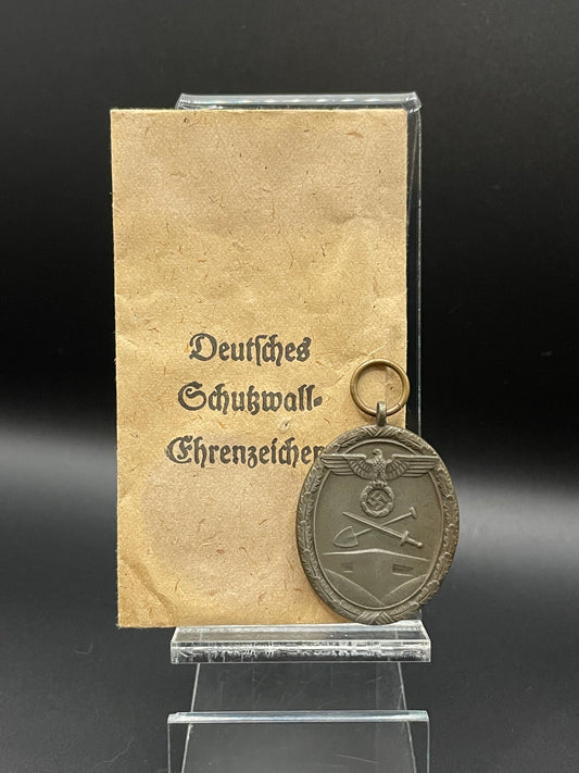 GERMAN WW2 UNISSUED WEST WALL MEDAL W/ FACTORY PACKET BY CARL POELLATH, SCHROBENHAUSEN